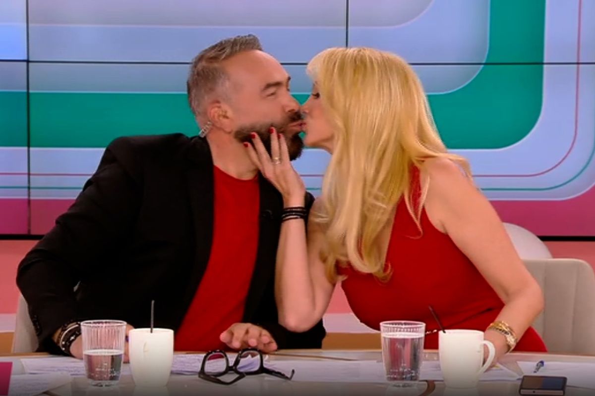 Γρηγόρης Γκουντάρας - Ναταλί Κάκκαβα: Φιλί στην έναρξη της εκπομπής για τον Άγιο Βαλεντίνο