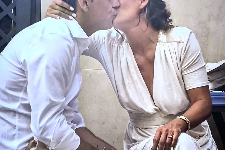 Τα παθιασμένα φιλιά Ελληνίδας δημοσιογράφου με τον σύζυγό της