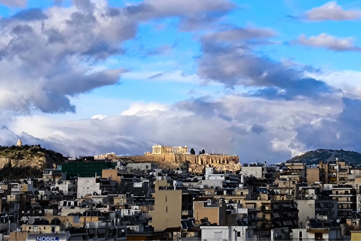 Καιρός: Ψυχρότερη μέρα με βοριάδες και λίγες βροχές κατά τόπους