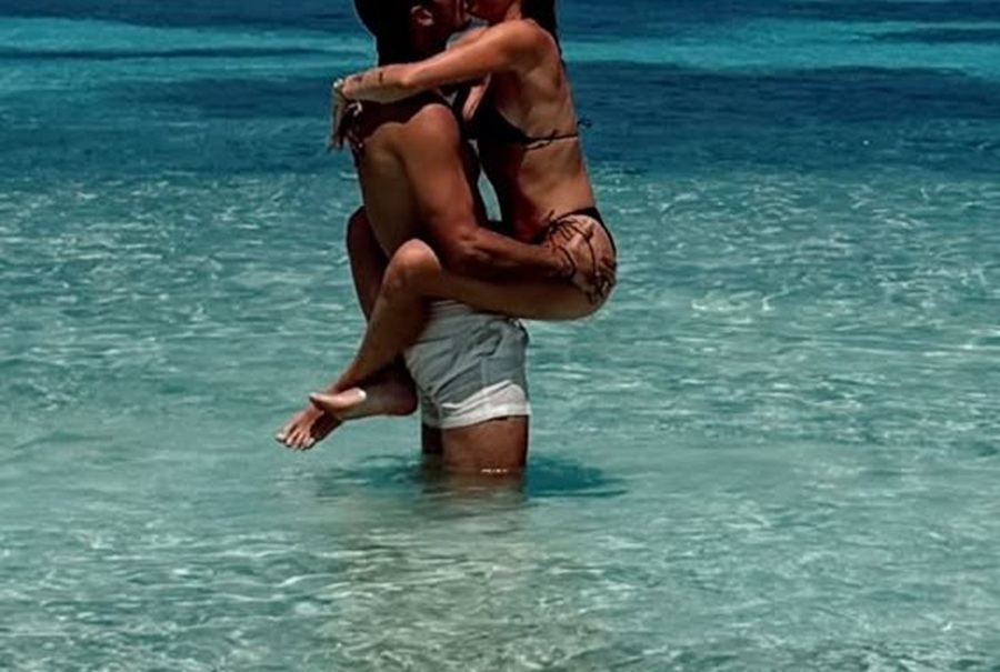 Τρελά ερωτευμένοι μετά από 15 χρόνια – Ζευγάρι της ελληνικής σόουμπιζ χαλαρώνει στις Μαλδίβες