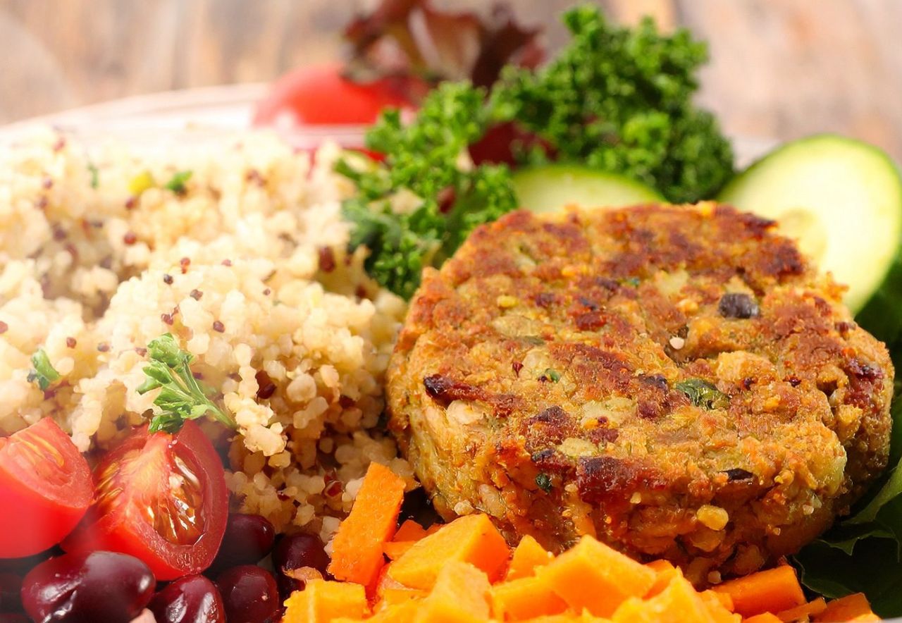 Μπιφτέκια με κινόα και λαχανικά από την Ντίνα Νικολάου