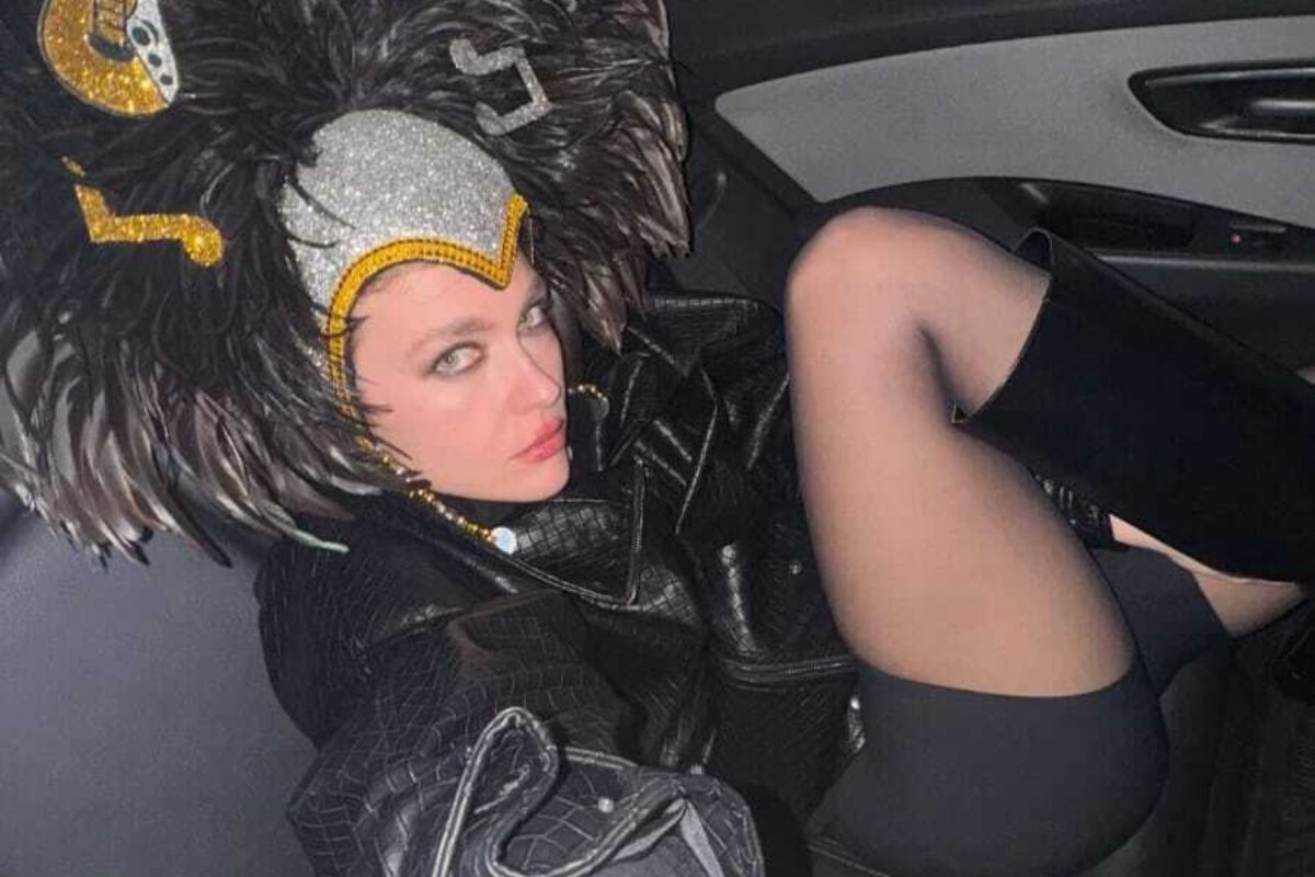 Κλέλια Ανδριολάτου: «Βασίλισσα» σε αποκριάτικο πάρτι με θεόρατο καπέλο