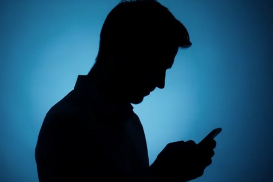 Δεσμευμένος τραγουδιστής στέλνει μηνύματα σε πρώην συντρόφους του