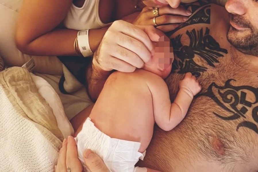 Γεννητούρια στη σόουμπιζ - «Είναι εδώ! Γνωρίστε τον όμορφο γιο μας»