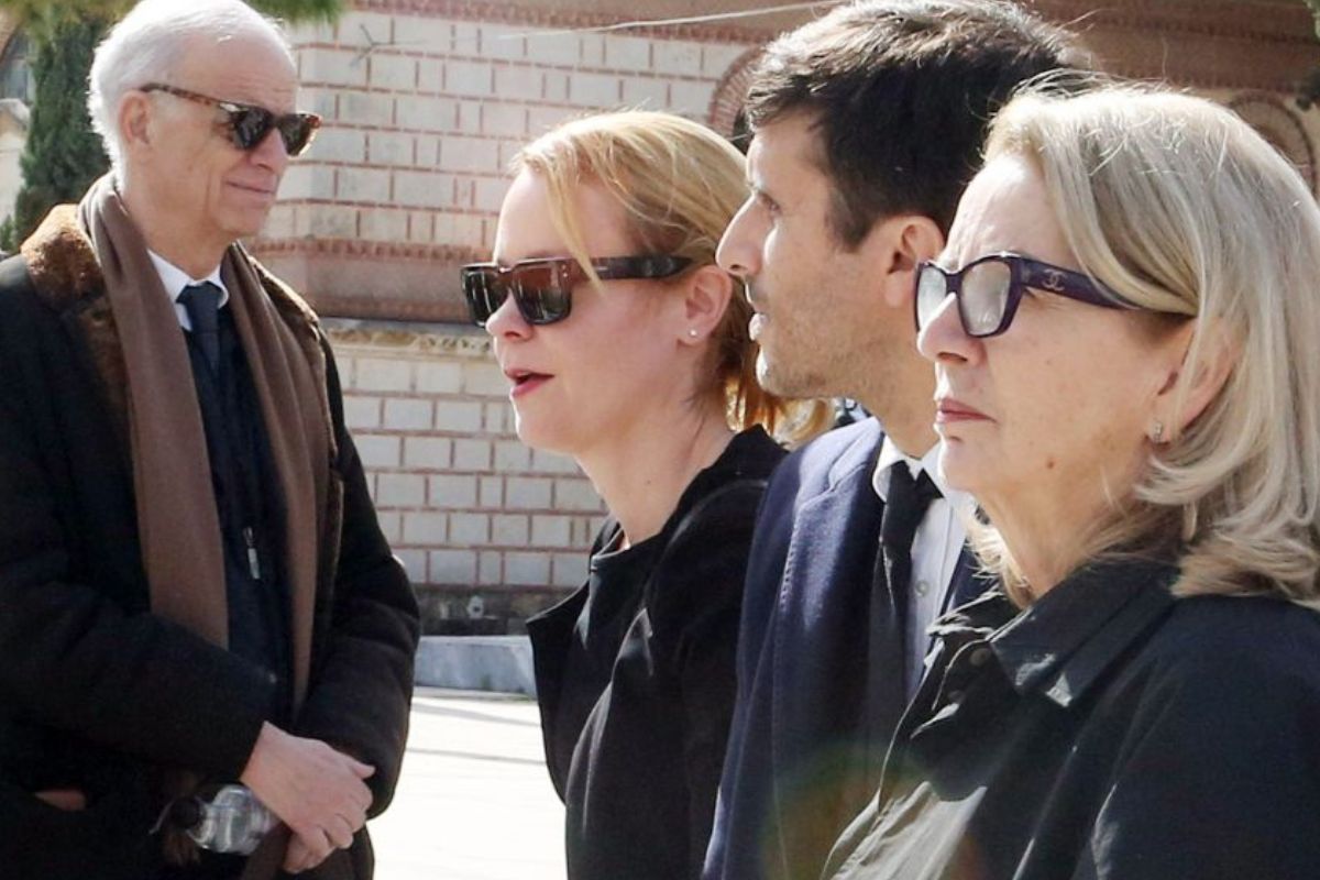 Λένα Παπαληγούρα - Συγκλονίζει στον επικήδειο του πατέρα της: «Έφυγε κρατώντας το χέρι της συντρόφου του»