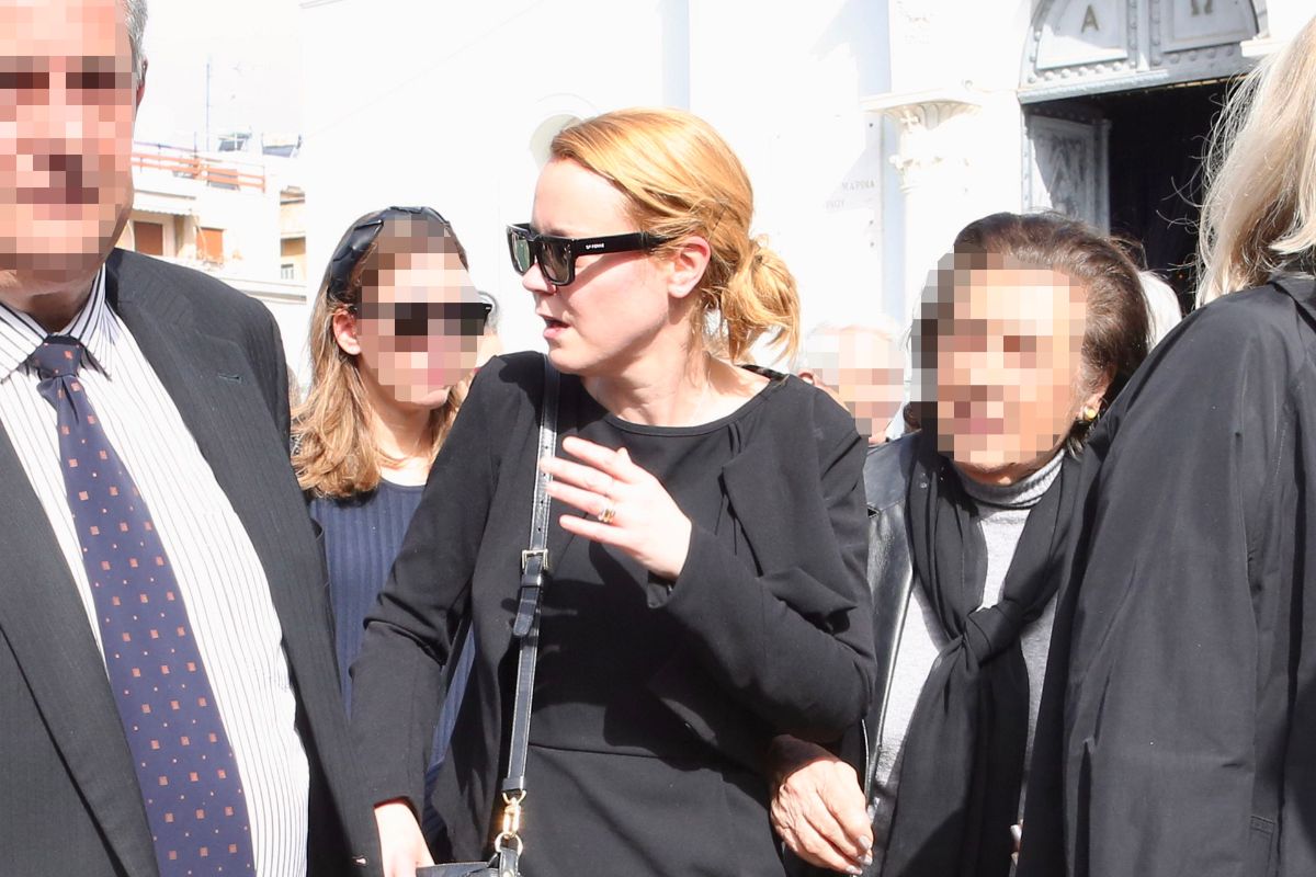 Λένα Παπαληγούρα: Ράγισε καρδιές στην κηδεία του πατέρα της, Αναστάσιου Παπαληγούρα, με το μήνυμα στο στεφάνι