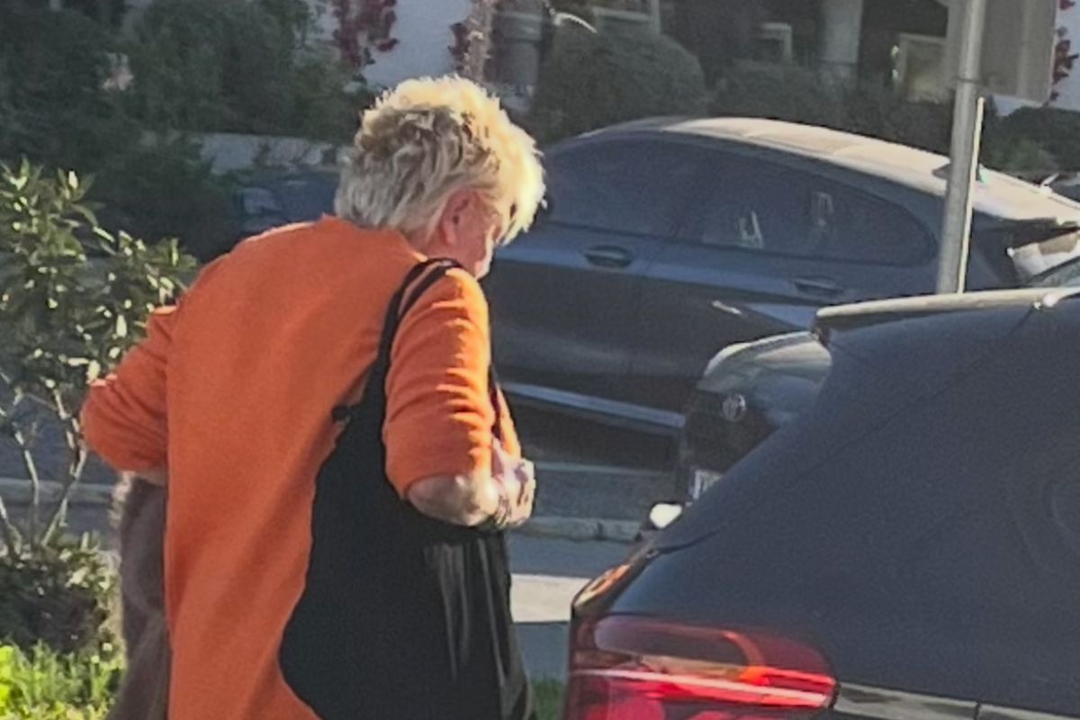 Η Λιάνη «τσάρκα» στην Κηφισιά με casual look