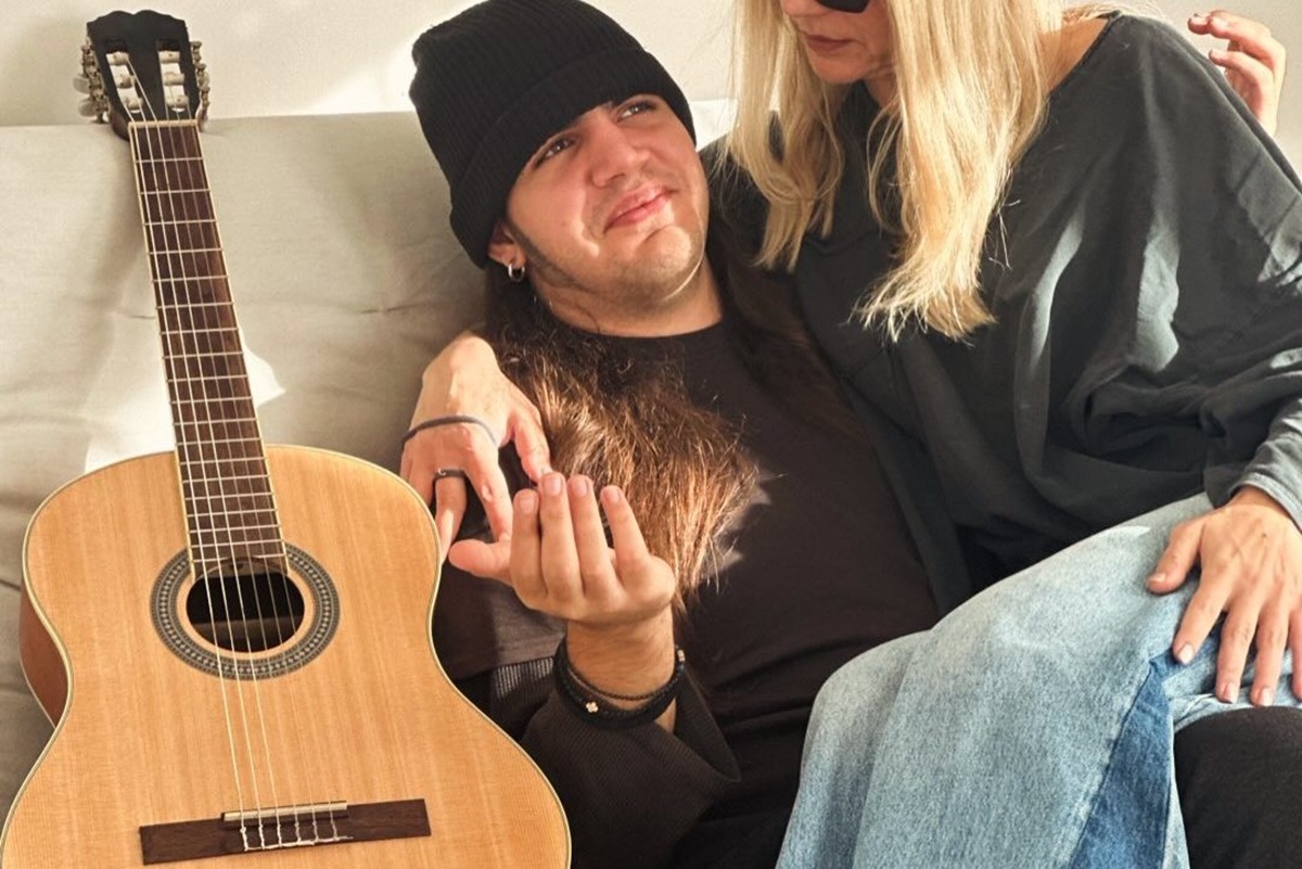 Ελληνίδα ηθοποιός ποζάρει στην αγκαλιά του 18χρονου γιου της