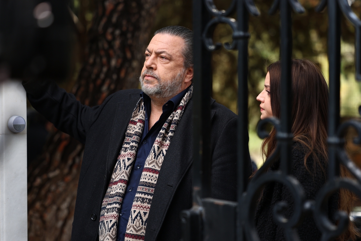 «Να μ’αγαπάς»: Ο Θεόφιλος καταρρέει καθώς το σπίτι κατάσχεται και αγοραστής είναι ο Άγγελος