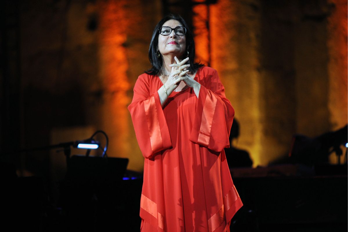 Νάνα Μούσχουρη ανάμεσα σε μύθους