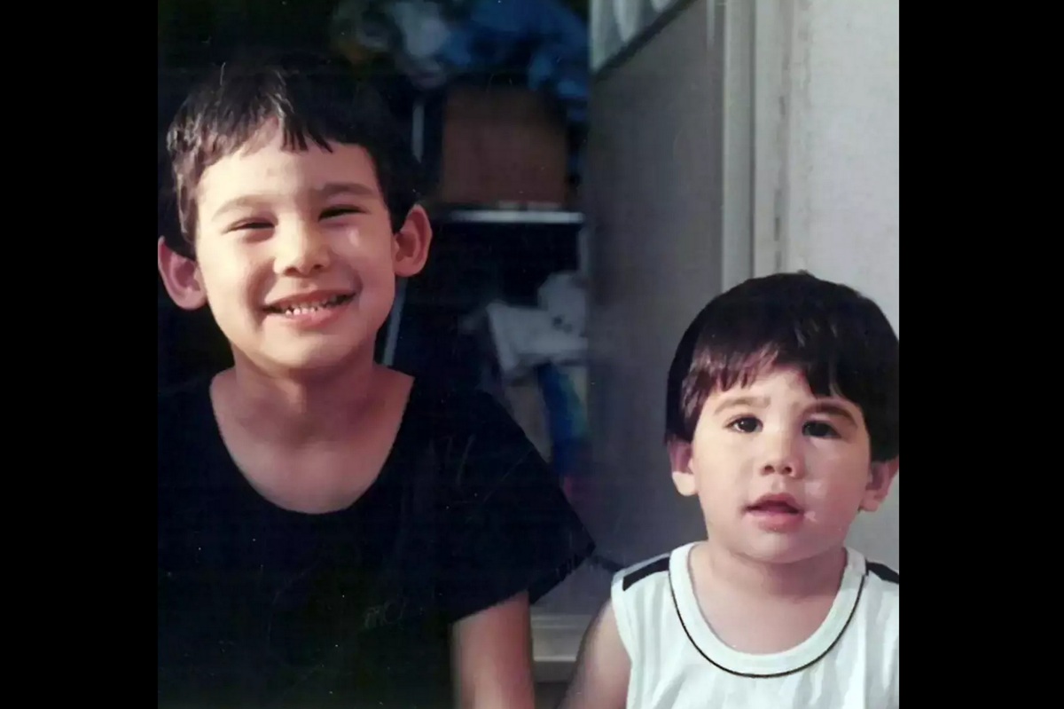 Ο χαμογελαστός μικρούλης που ποζάρει με τον αδελφό του είναι γνωστός κύριος της τηλεόρασης