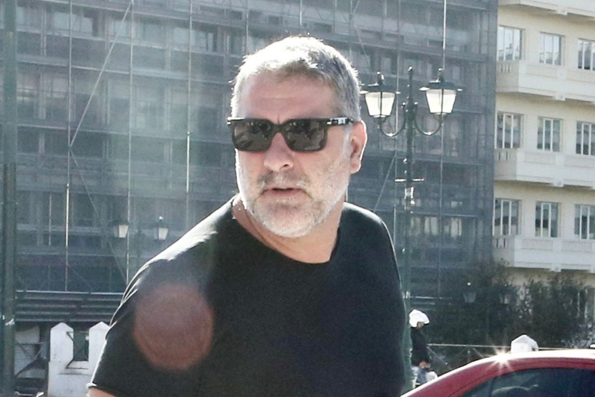 Βασίλης Μπισμπίκης: Ζεϊμπέκικο με πρώην βουλευτή στην Καλλιθέα, δίπλα στη Δέσποινα Βανδή