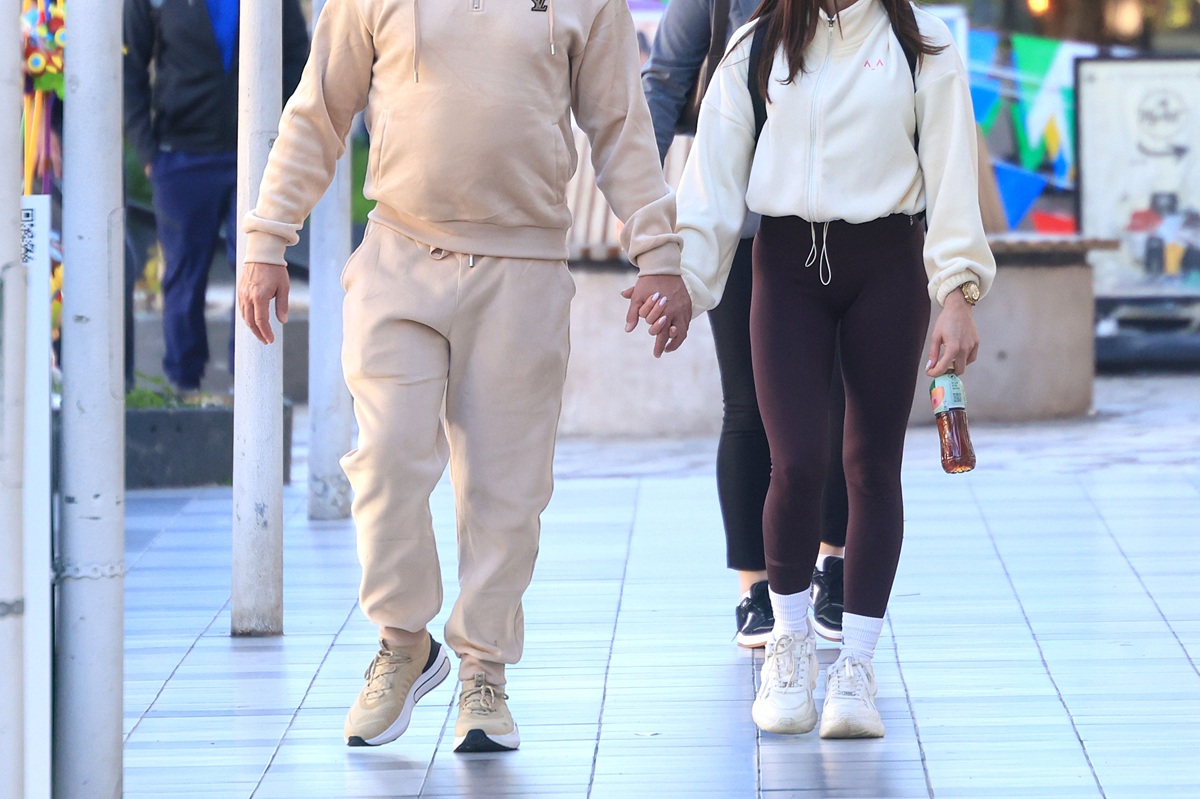 Πιο ερωτευμένοι από ποτέ! Άφησαν για λίγο τα παιδιά τους και βγήκαν βόλτα στη Γλυφάδα