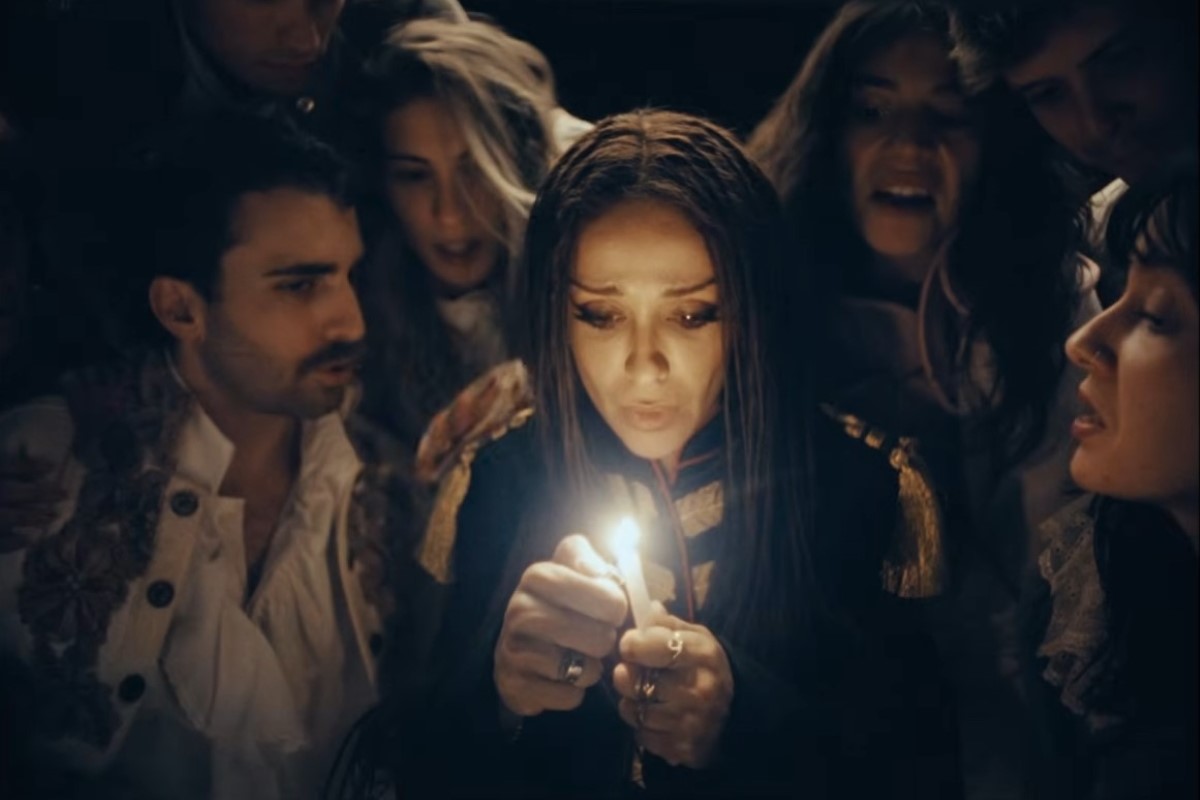 Με βίντεο κλιπ γιορτάζει η Ελένη Φουρέιρα