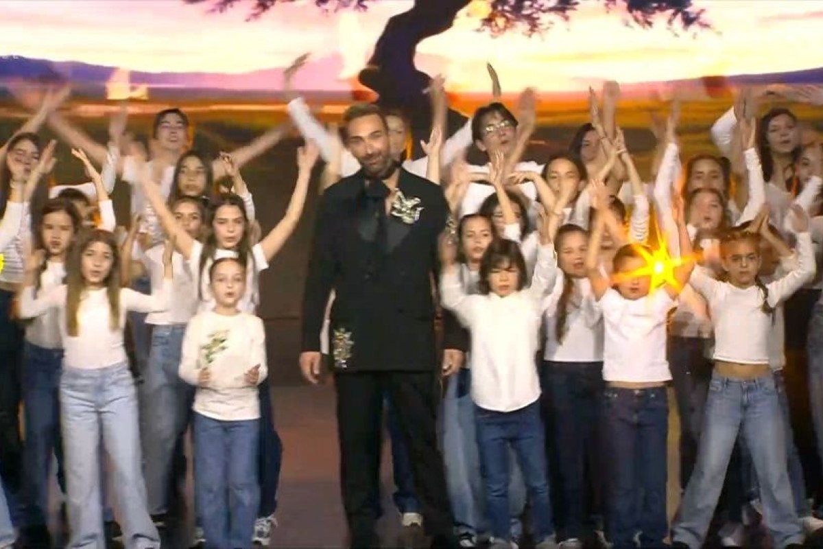 Με παιδική χορωδία και ελπιδοφόρα μηνύματα το νέο J2US