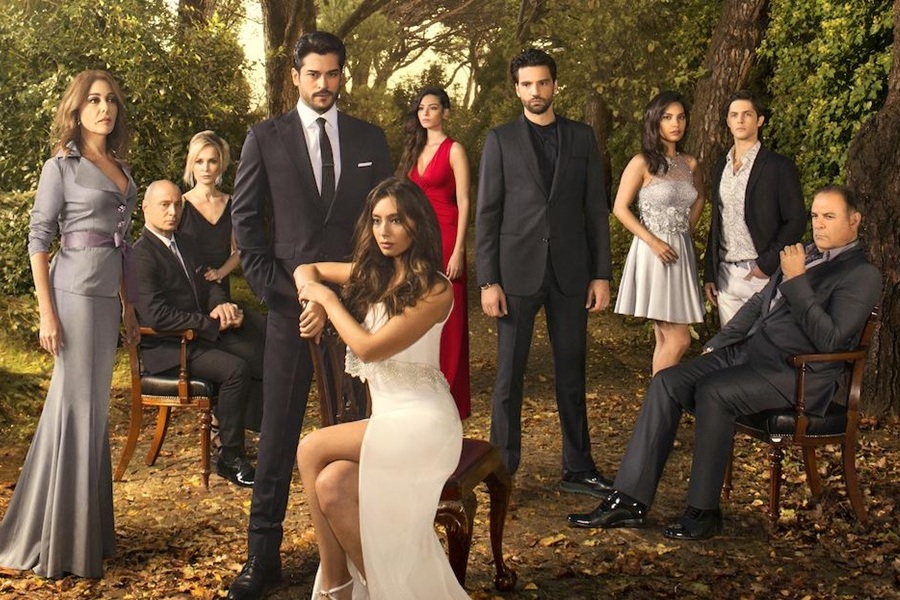 Στην Ελλάδα με τη σύζυγό του, πρωταγωνιστής της σειράς «Kara Sevda»