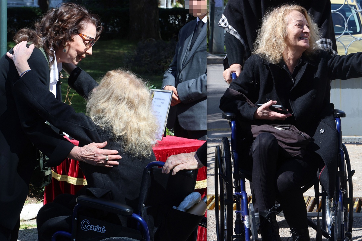 Σε αναπηρικό καροτσάκι η Λουκία Πιστιόλα στην κηδεία Πανουσόπουλου