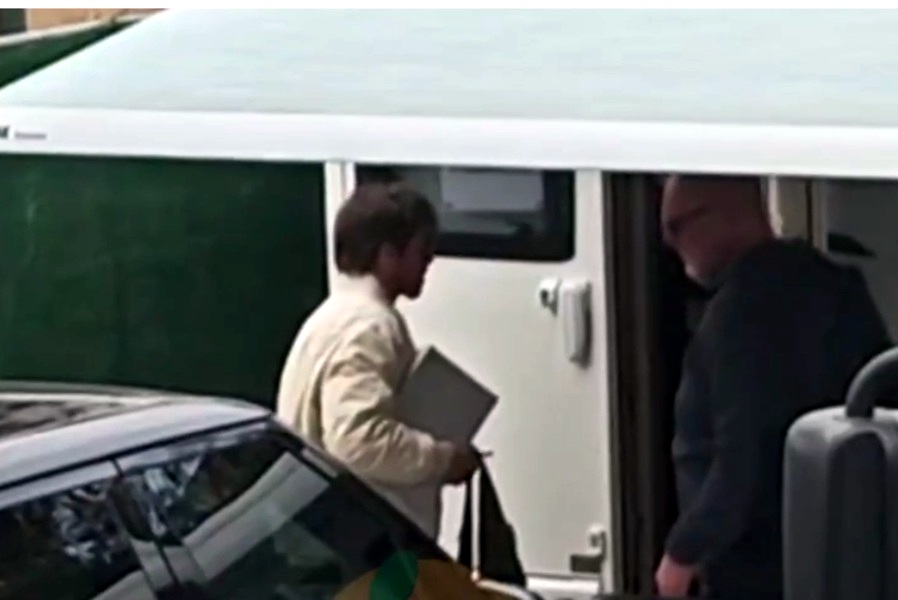 Πλήθος κόσμου στην πλατεία Κοτζιά - Η άφιξη του Μπραντ Πιτ