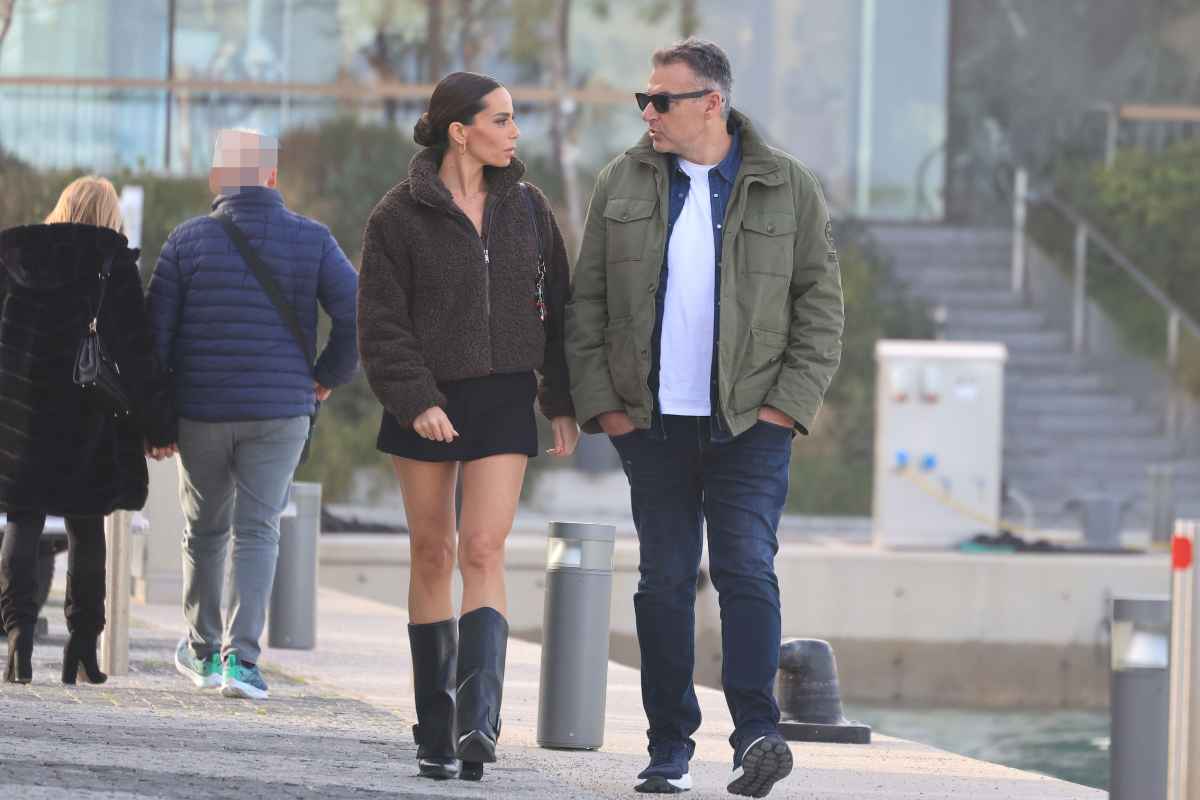 «Full in love» η Μαρία Αντωνά και ο Γιώργος Λιάγκας: Περίπατος δίπλα στη θάλασσα στον Αστέρα