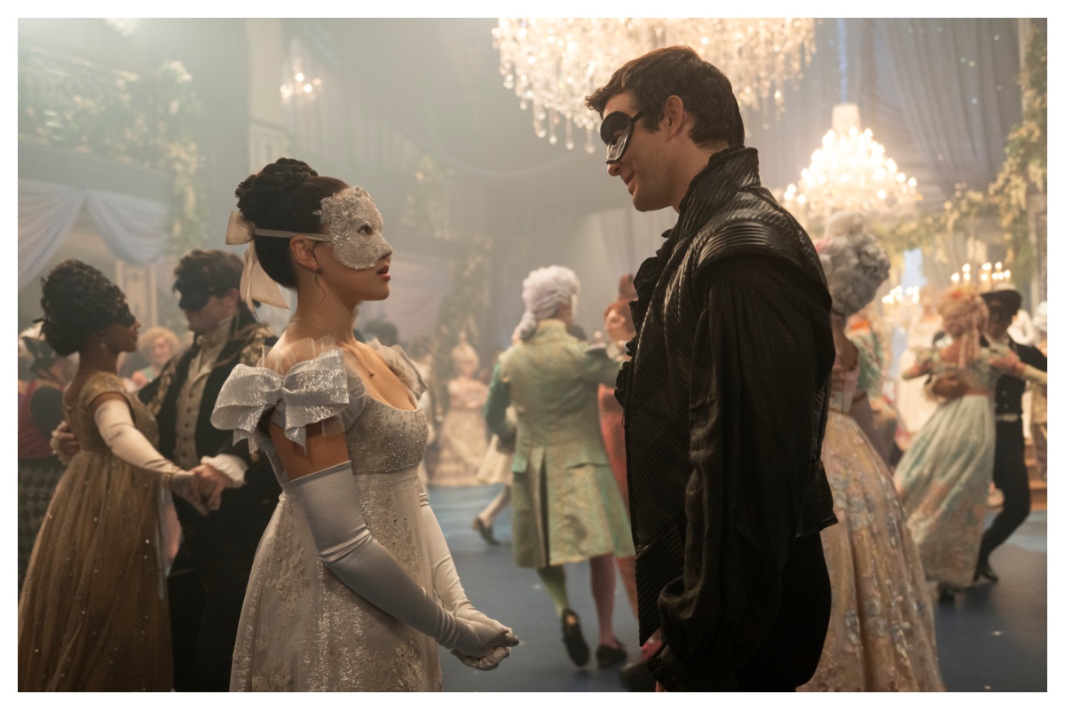 Από το Bridgerton στη street style μόδα: Η επιστροφή του δαντελένιου καλσόν