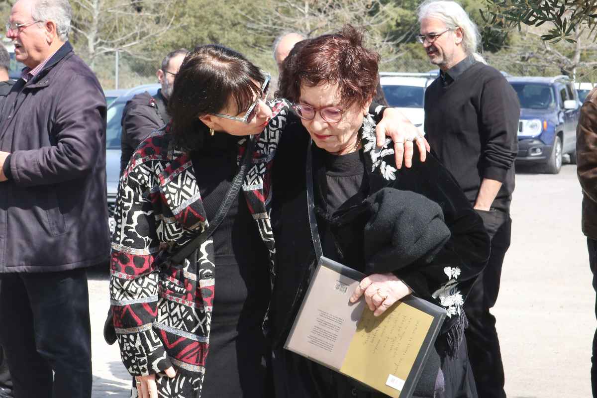 Σε βαρύ κλίμα το τελευταίο «αντίο» στον Χρήστο Βαλαβανίδη - Απαρηγόρητη η σύζυγός του