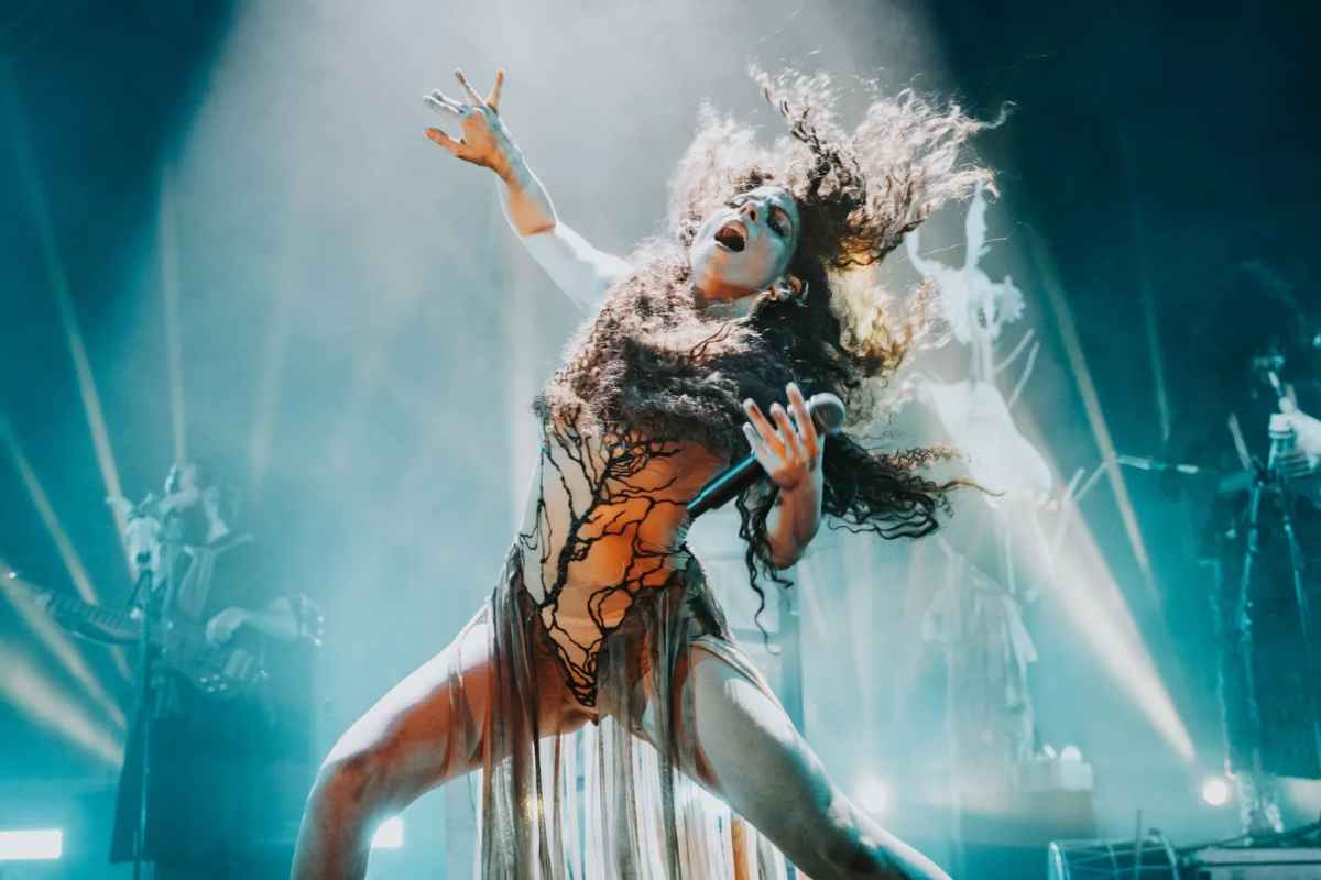 Μια νεράιδα δίπλα στο ποτάμι