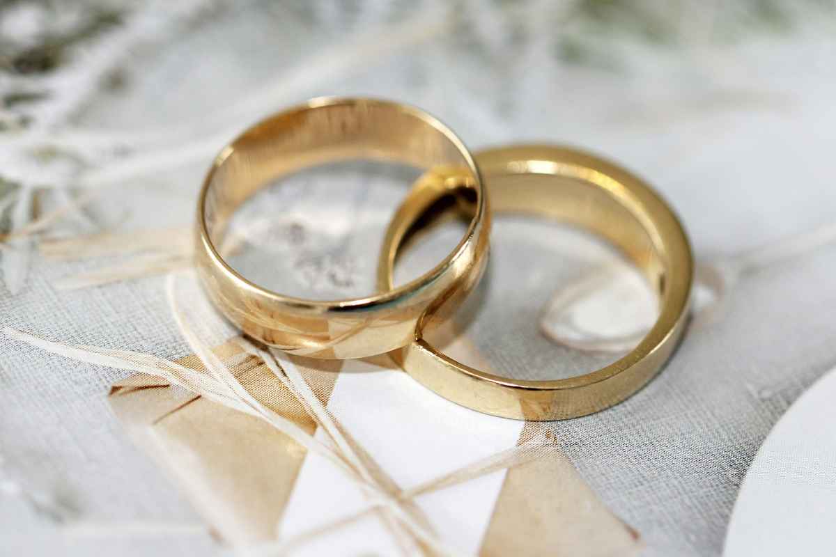 Γάμος στη σόουμπιζ: Πασίγνωστη τραγουδίστρια αποκάλυψε ότι «ανεβαίνει τα σκαλιά της εκκλησίας»