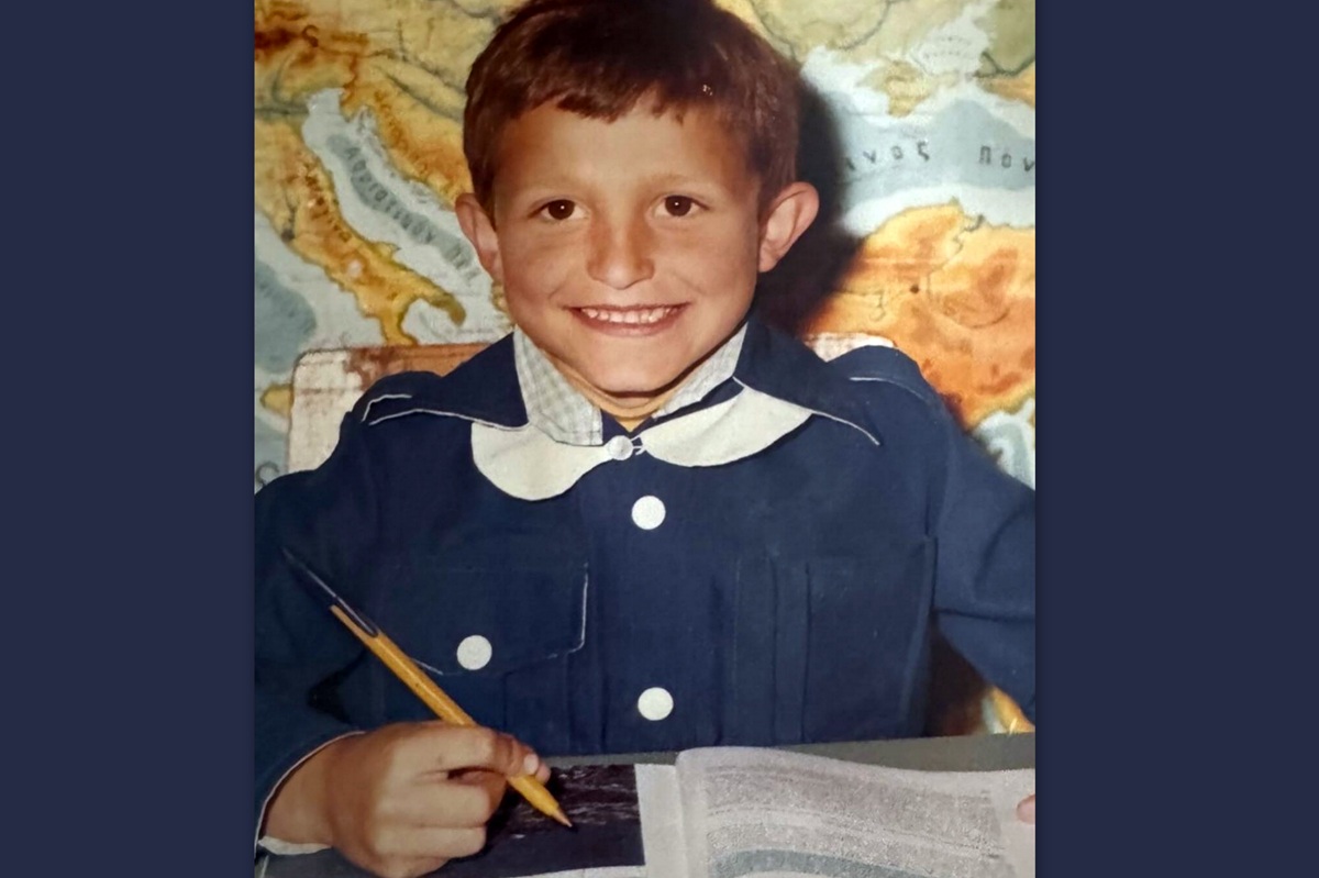 Το χαμογελαστό αγοράκι της φωτογραφίας είναι πετυχημένος Έλληνας ηθοποιός