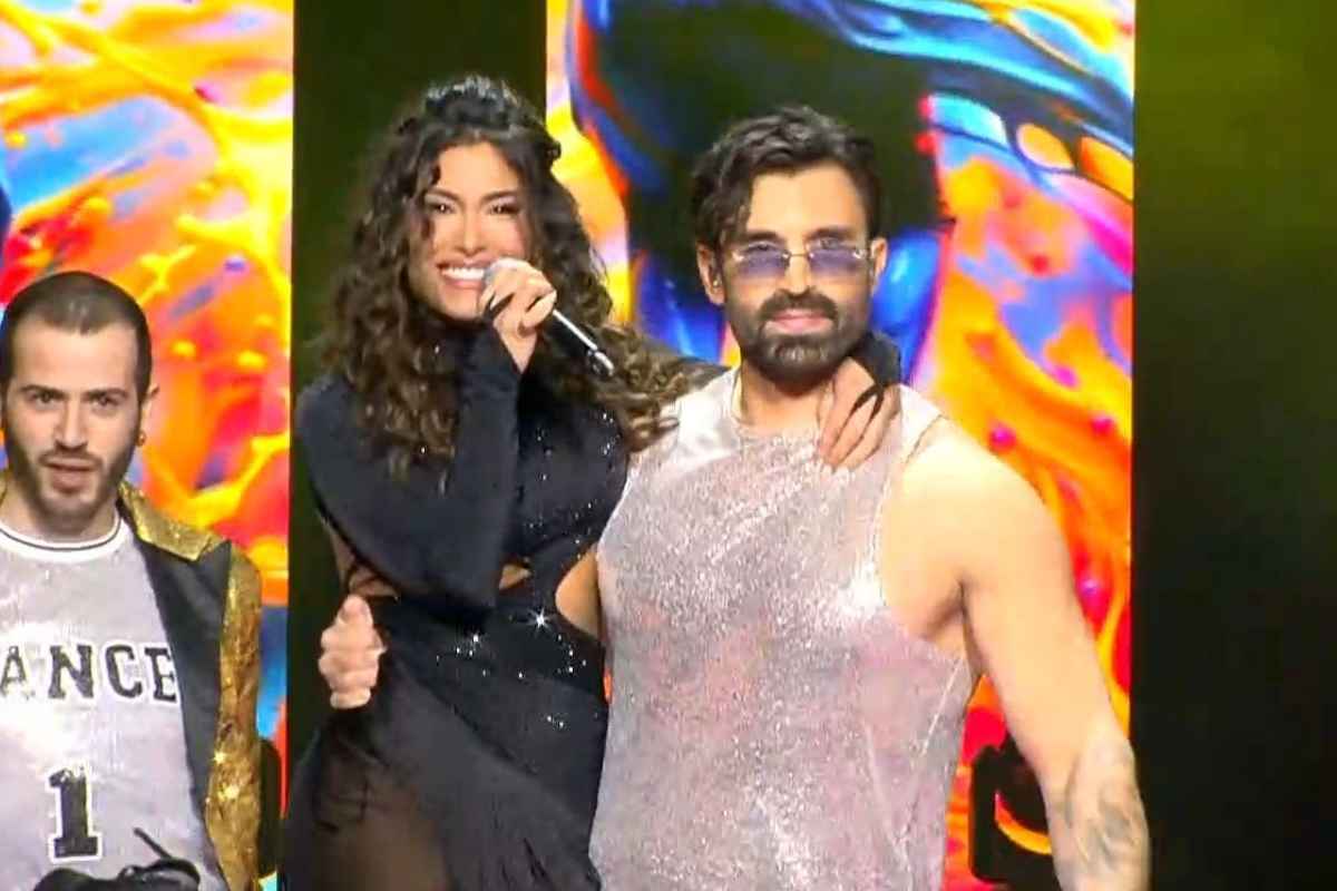 «Της μάνας σου» στα καμαρίνια