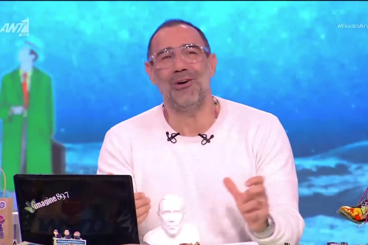 Ο Αντώνης Κανάκης εμφανίστηκε με κολιέ που έφτιαξαν οι κόρες του: «Είναι ό,τι ωραιότερο έχω φορέσει ποτέ»