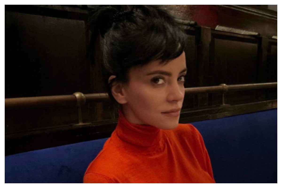 Λίλι Άλεν: Eμφανίστηκε με φόρεμα γεμάτο αποδείξεις από τα ραντεβού του πρώην της με άλλες γυναίκες