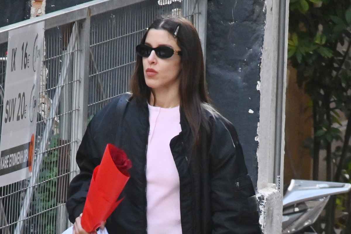 Μαρίνα Σάττι: Άνετη και κομψή σε βόλτα στο κέντρο της Αθήνας