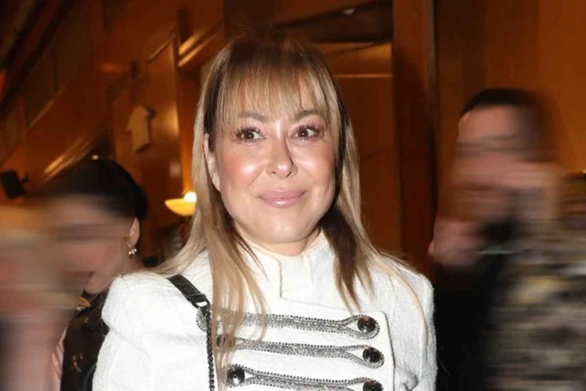 Η νέα ζωή του Napoleon Jacket - Δες πώς το φόρεσε η Μελίνα Ασλανίδου