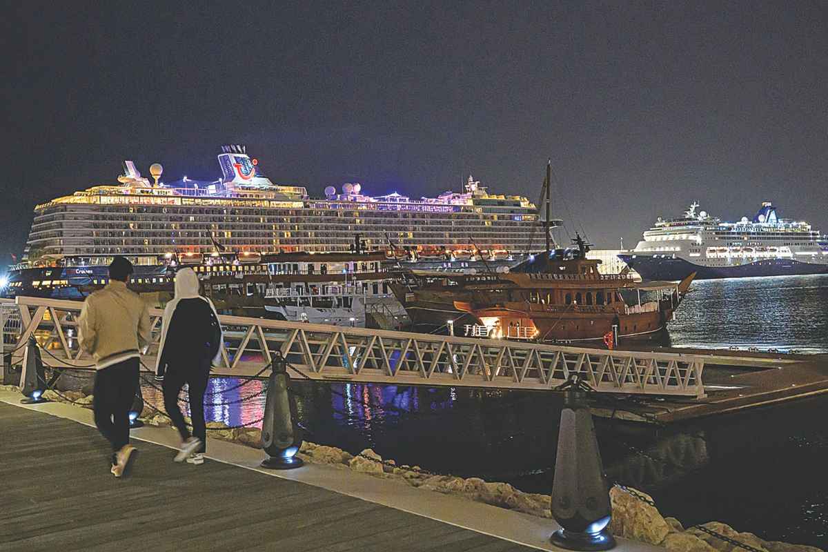 Παγιδευμένοι σε ελληνικά πλωτά παλάτια