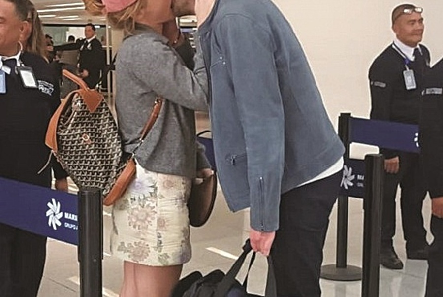 Παθιασμένα φιλιά για γνωστή ηθοποιό στο αεροδρόμιο – Νέος έρωτας στη σόουμπιζ;