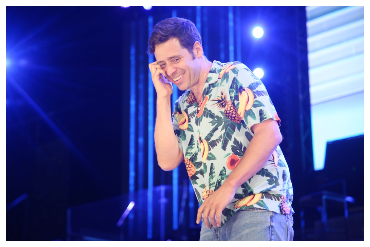 Γιάννης Σαρακατσάνης: «Το χιούμορ ήταν ο τρόπος μου να προστατευτώ στο σχολείο»